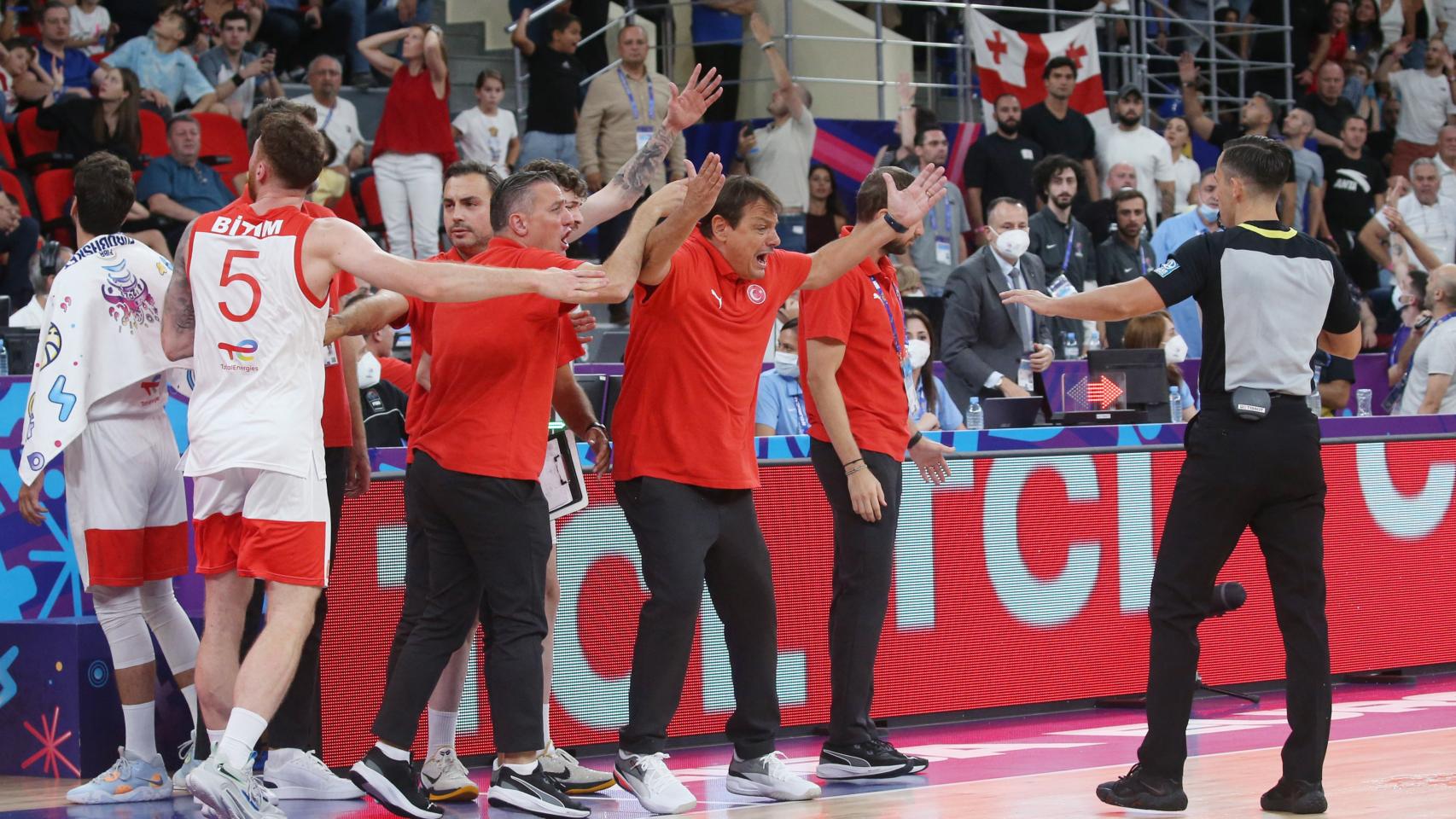 Ergin Ataman se queja ante los árbitros.