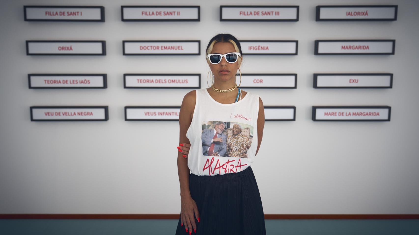 Cinthia Marcelle, delante de una de sus obras, en el MACBA. Foto: Miquel Coll