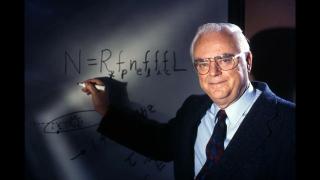 Frank Drake en una foto de archivo escribiendo su famosa ecuación. Foto: SETI Institute