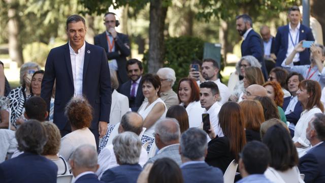El presidente del Gobierno, Pedro Sánchez, inaugura el curso político en la Moncloa rodeado de un centenar de ciudadanos anónimos.