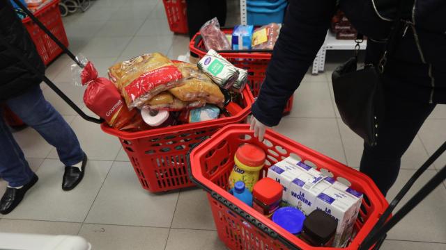 Cesta de la compra en un supermercado.