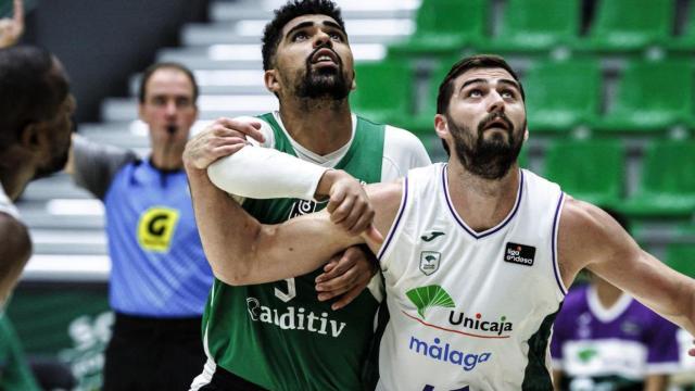 Kravish bloqueando un rebote ante Ricardo Monteiro.