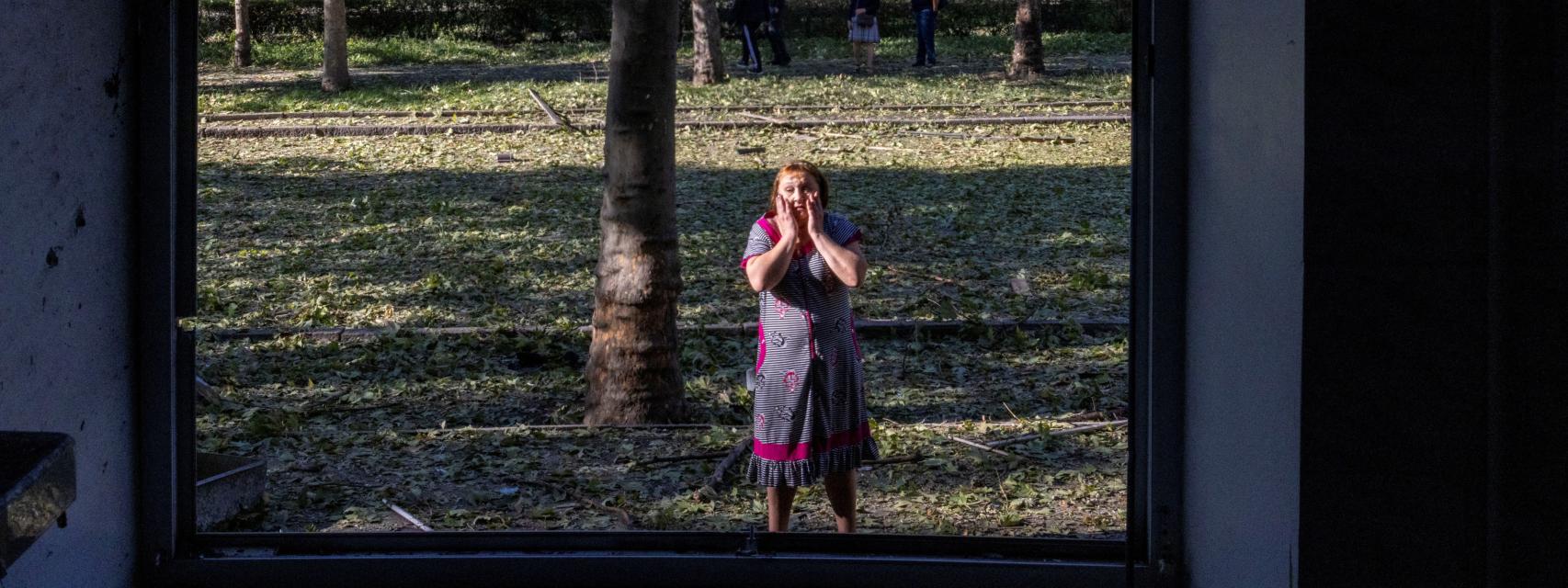 Reacción de una mujer al ver el estado del Centro de Atención Primaria en Nicolaiev, destruido por un ataque.
