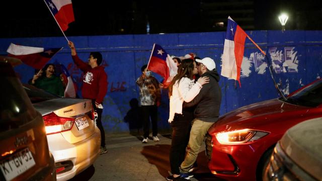 Partidarios del 'no' celebran el rechazo del proyecto de nueva Constitución chilena.