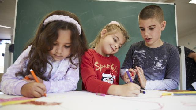 Una vuelta al cole más igualitaria: el plan de CaixaProinfancia para ayudar a 61.000 menores con hogares vulnerables