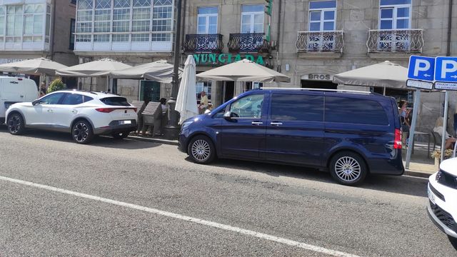 Vehículo mal aparcado del alcalde de Baiona (Pontevedra).