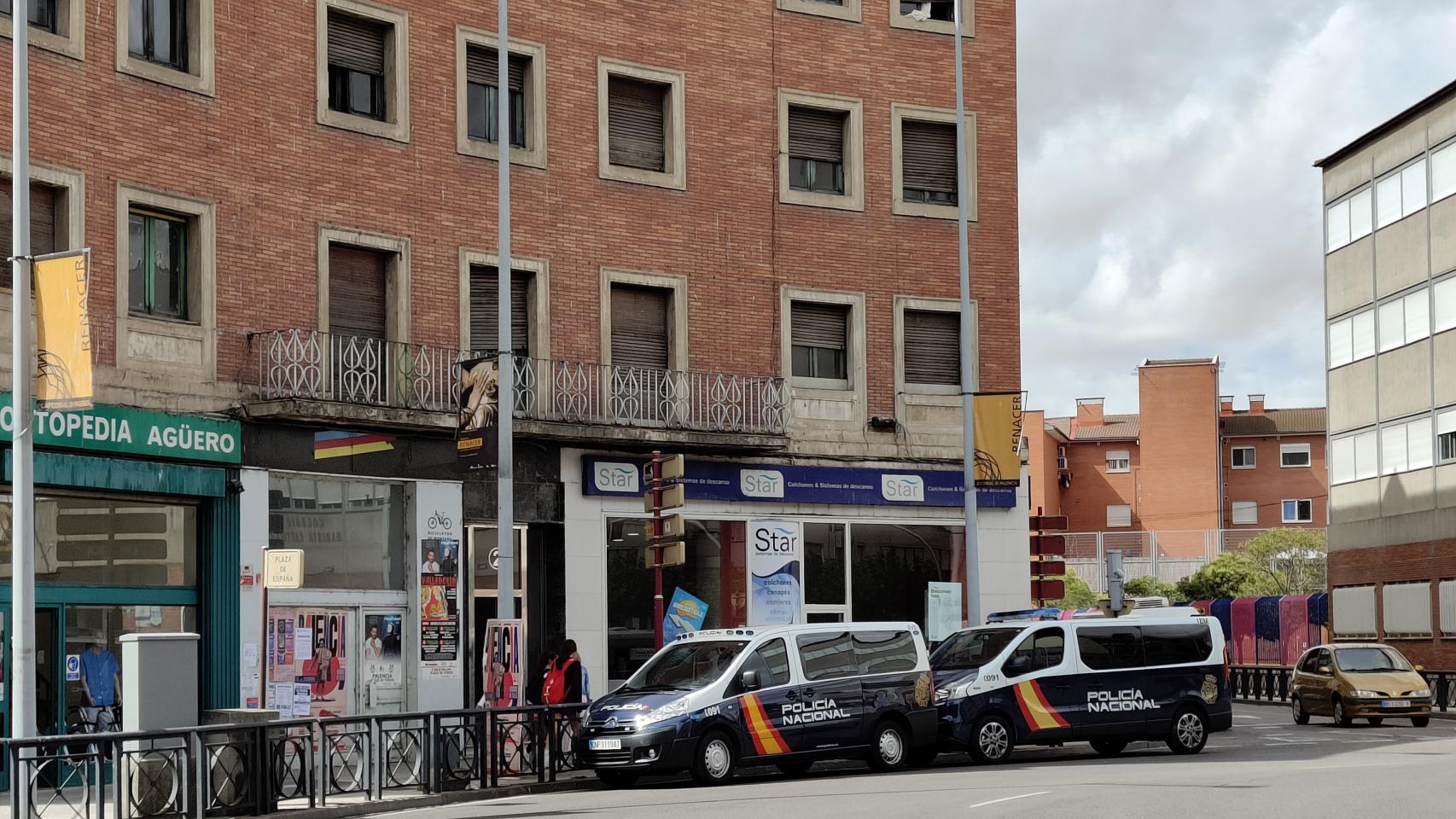 Varias patrullas de la Policía Nacional en la plaza España de Palencia