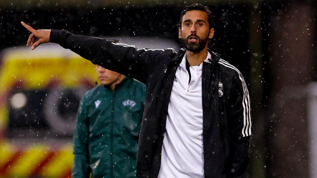 Álvaro Arbeloa da instrucciones durante un partido del Juvenil A.