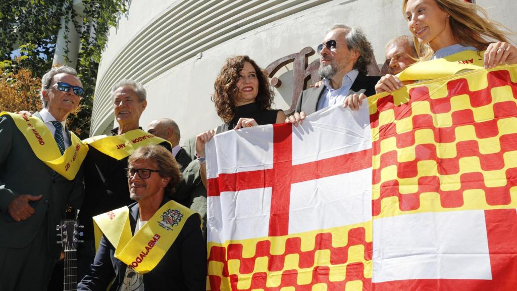 Isabel Díaz Ayuso cuando la nombraron presidenta de Tabarnia con la bandera del movimiento.
