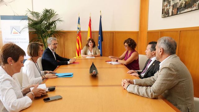 La rectora de la UA, Amparo Navarro, preside la reunión con la Generalitat.