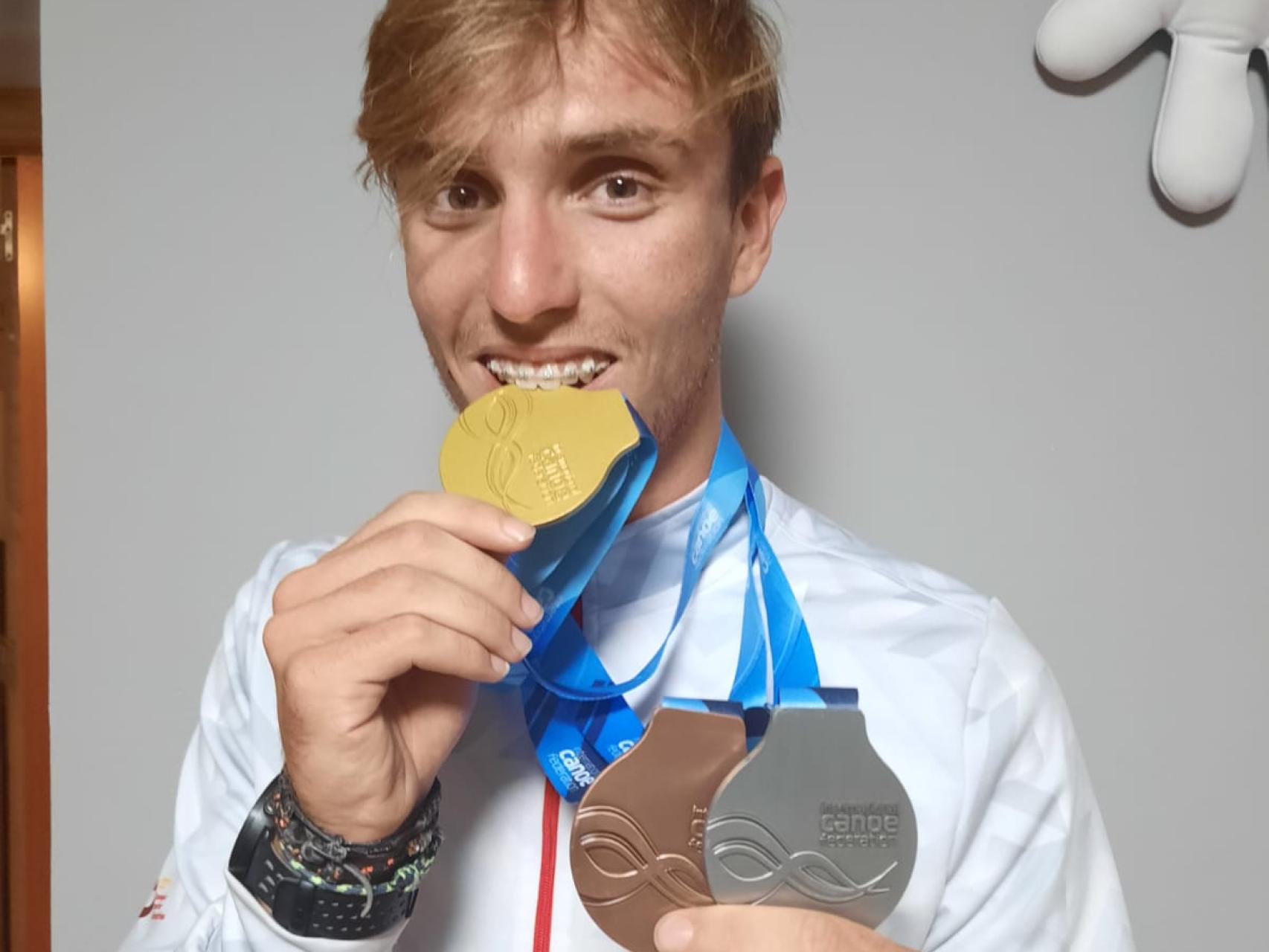 Marcos Caballero posa con las tres medallas conquistadas en Hungría