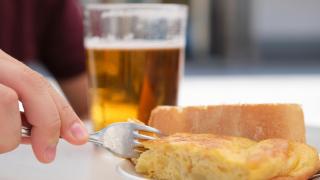 Cáncer de esófago: la popular sustancia del aperitivo en España que se vincula con el tumor