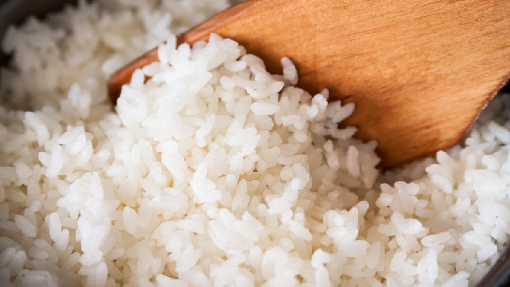 Arroz redondo en una sartén.