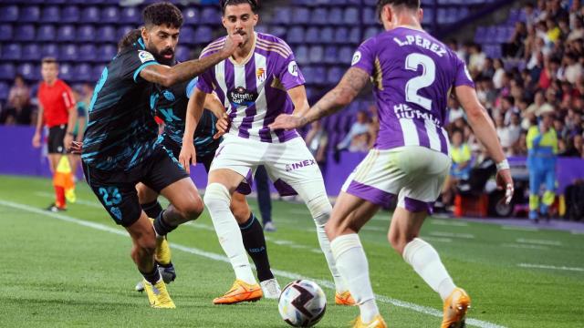 Samuel Costa y Luis Pérez, durante el Valladolid - Almería de La Liga 2022/2023