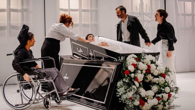 De izquierda a derecha, Rebeca Hernando, Carlota Gaviño, Marina Fantini, José Juan Rodríguez y Mikele Urroz en 'La voluntad de creer'. Foto: Laia Nogueras