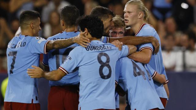 Piña de los jugadores del Manchester City para celebrar un gol en la Champions League 2022/2023