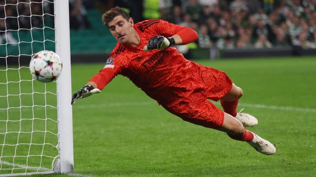Thibaut Courtois se estira hacia un balón.