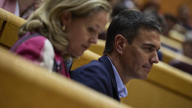 El presidente del Gobierno, Pedro Sánchez, con la vicepresidenta, Nadia Claviño.