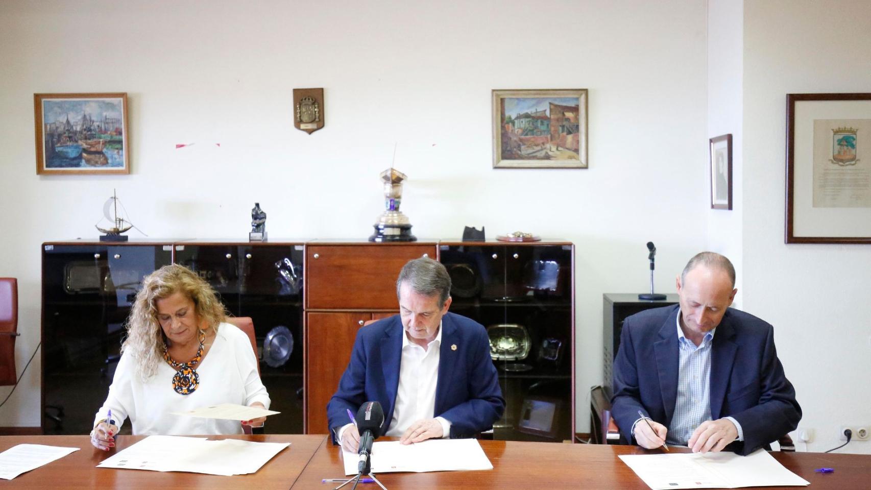 Carmela Silva, Abel Caballero y Víctor Manuel González Sánchez.