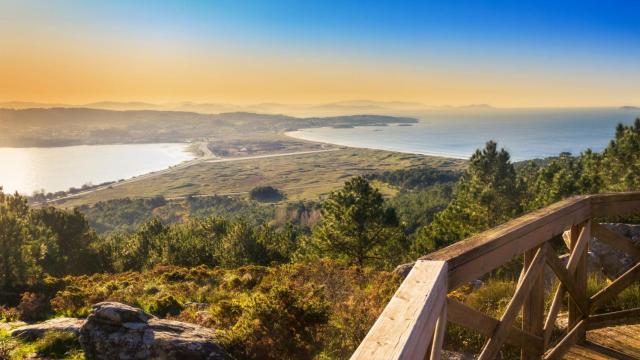 Istmo de La Lanzada al amanecer desde el monte Siradella en O Grove.