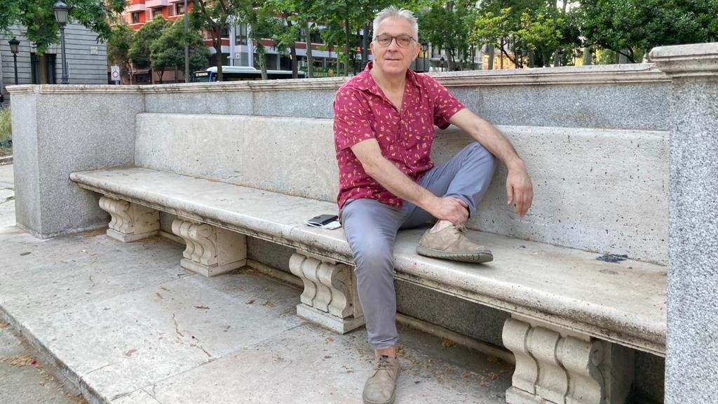 Miguel, sobre un banco.