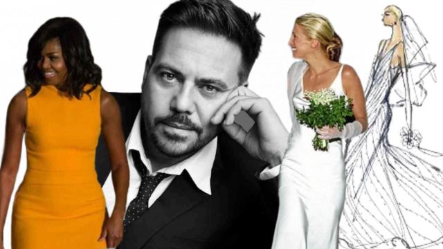 Narciso Rodriguez junto a dos de sus diseños legendario: el vestido de novia de Carolyn Bessette y el de Michelle Obama.