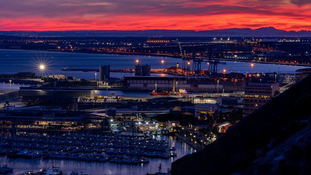 El estudio de Caixabank e IVIE analiza la actividad económica durante la Covid, en la imagen el puerto de Alicante.