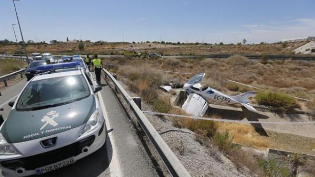 Agentes de la Guardia Civil asisten a los accidentados en Mutxamel.