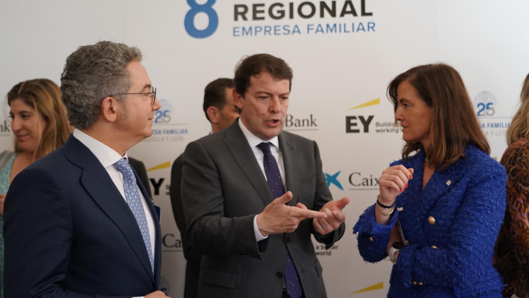 El presidente de la Junta, Alfonso Fernández Mañueco; junto al presidente de EFCL, Pedro Palomo, presidente de la asociación Empresa Familiar y Rocío Hervella, de Prosol
