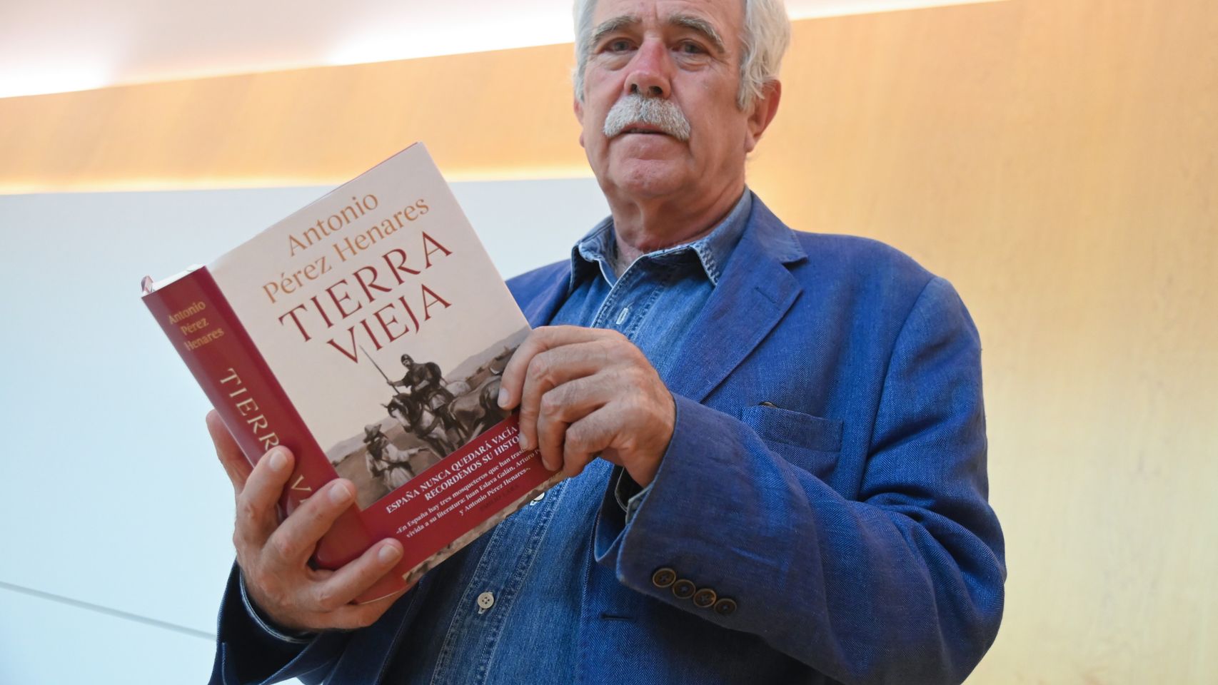 Presentación del libro 'Tierra Vieja' del escritor y periodista Antonio Pérez Henares