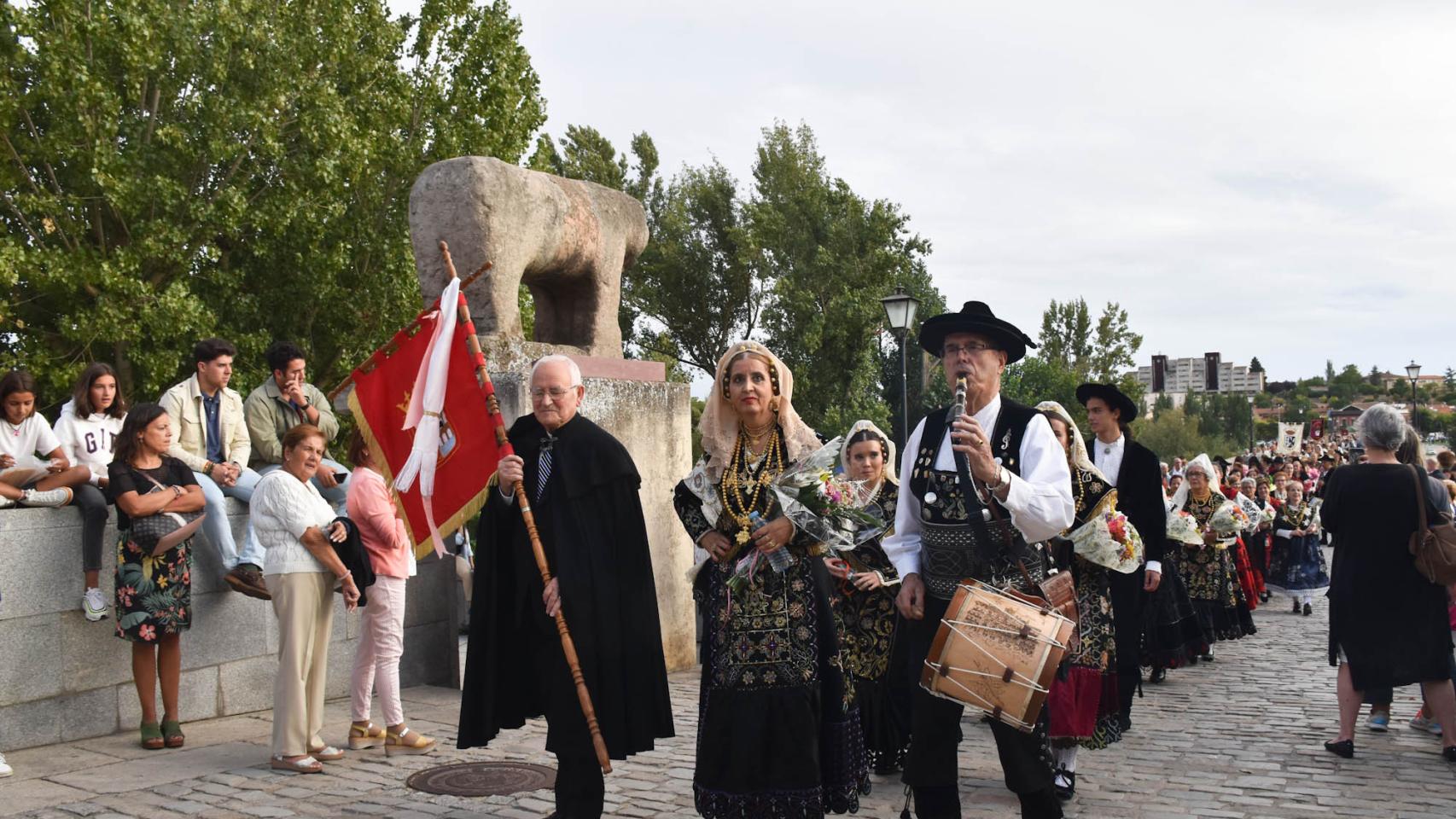 Imágenes de la Ofrenda Floral a la Virgen de la Vega en las Ferias de Salamanca