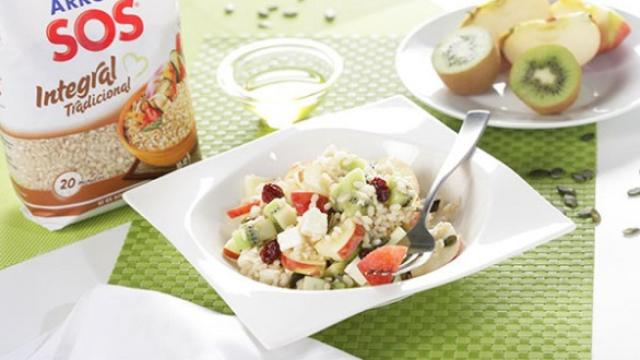 Ensalada de arroz integral con frutas y queso, la receta perfecta para la vuelta a la rutina