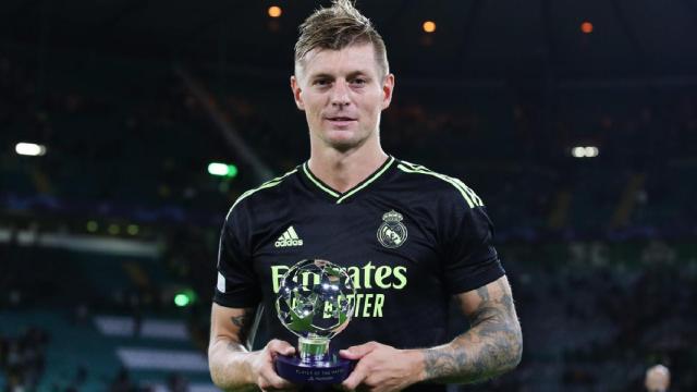 Toni Kroos con el trofeo de MVP del partido.