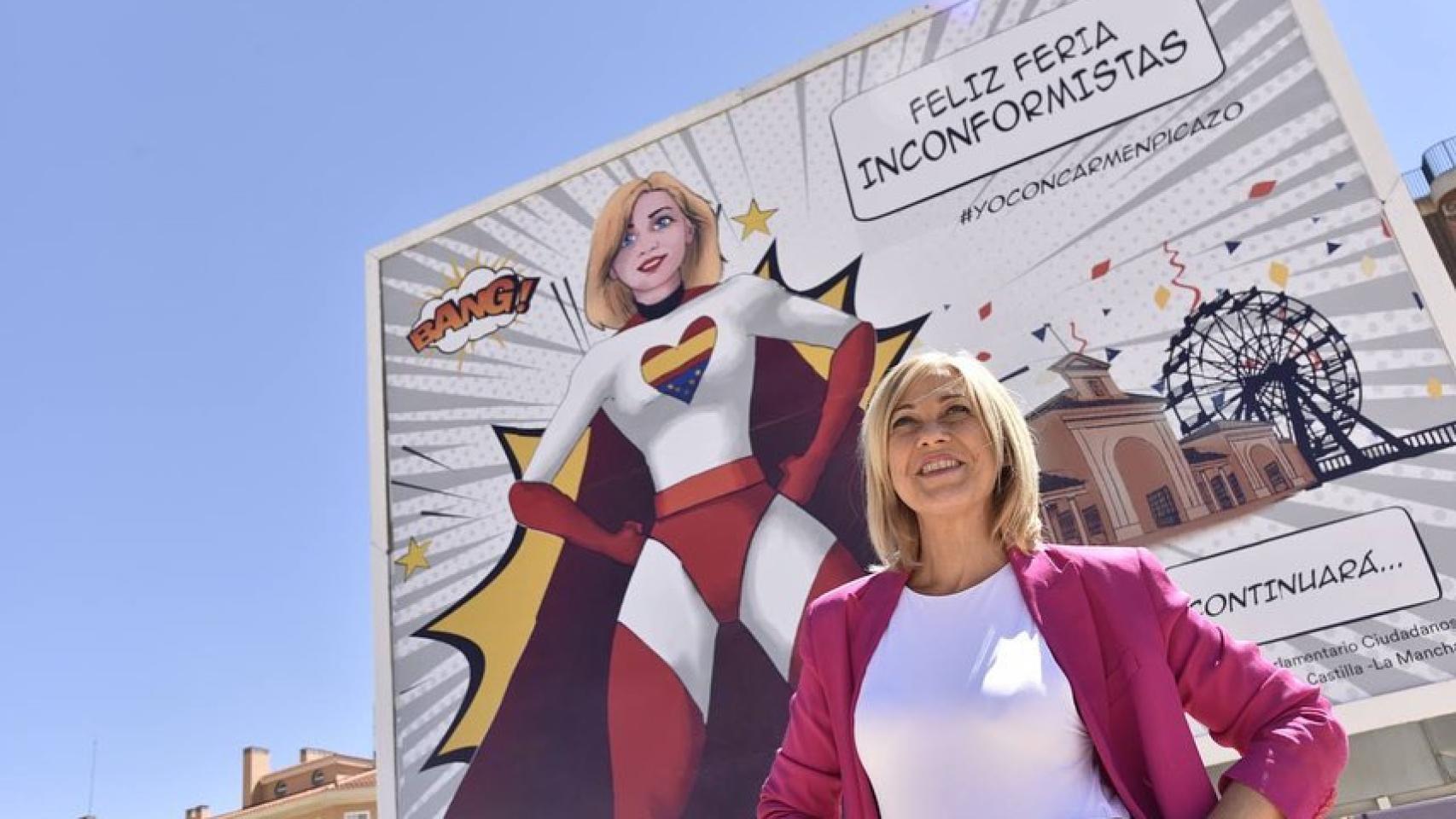 Imágenes del día: la política Carmen Picazo, una superheroína en la Feria de Albacete