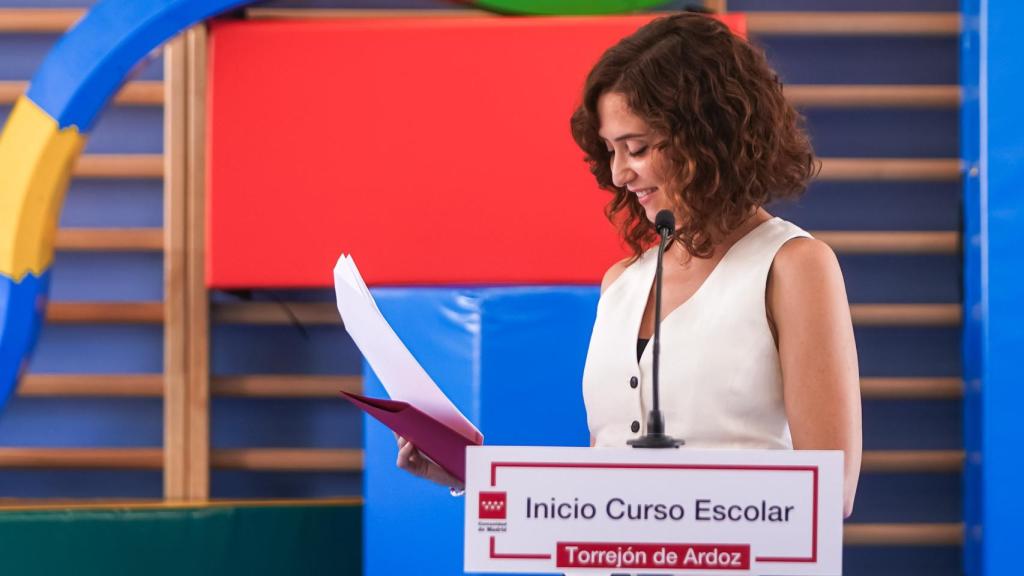 La presidenta, Isabel Díaz Ayuso, durante la inauguración del curso escolar 2022-2023 en Torrejón de Ardoz.