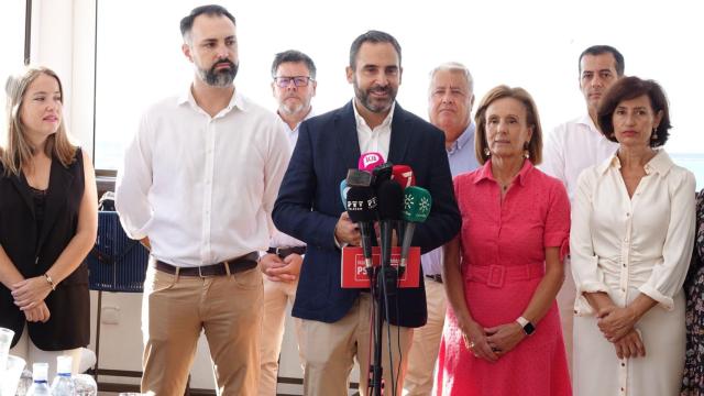 El portavoz socialista y concejales del PSOE, durante una rueda de prensa.