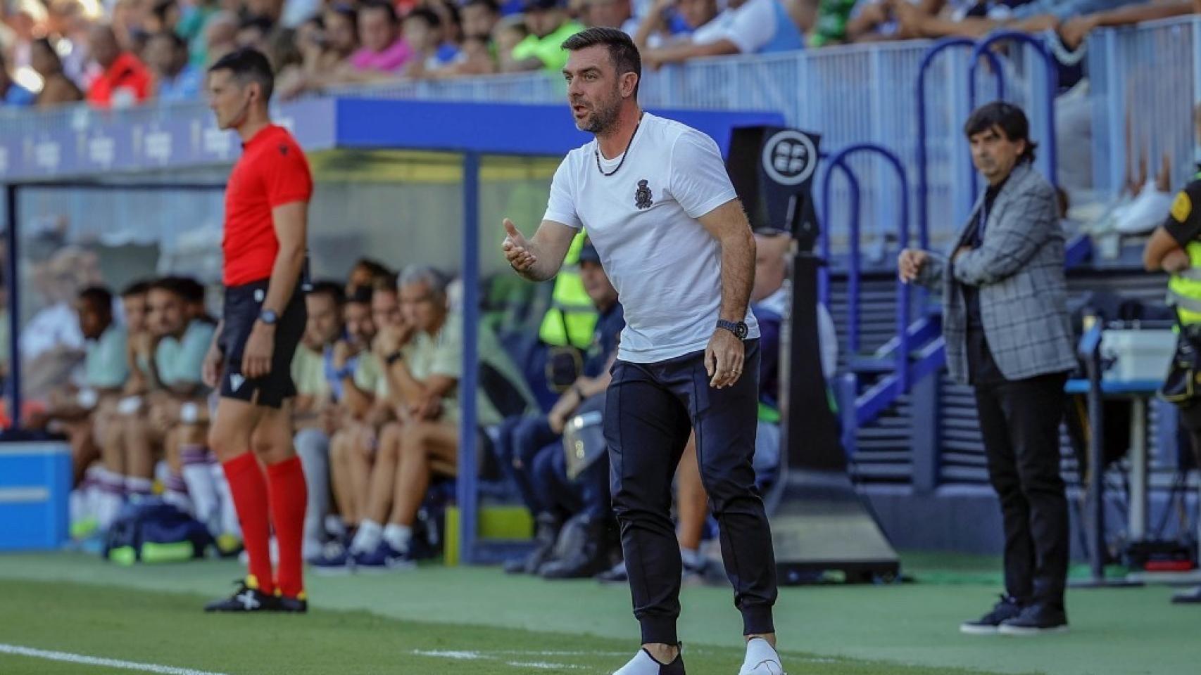 Pablo Guede dirigiendo durante el Málaga CF - Albacete