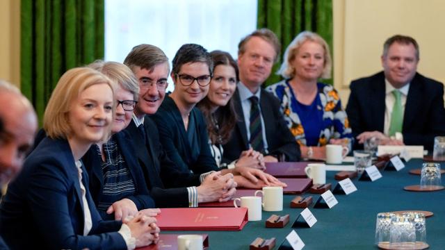 Liz Truss en la primera reunión con su nuevo gabinete en el número 10 de Downing Street.