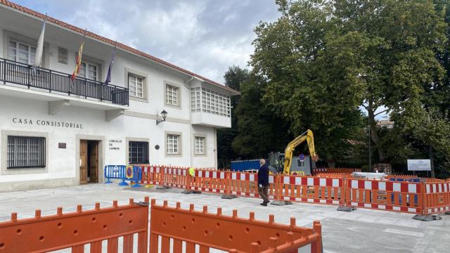 Obras de remodelación del frente de la Casa Consistorial de Cambre