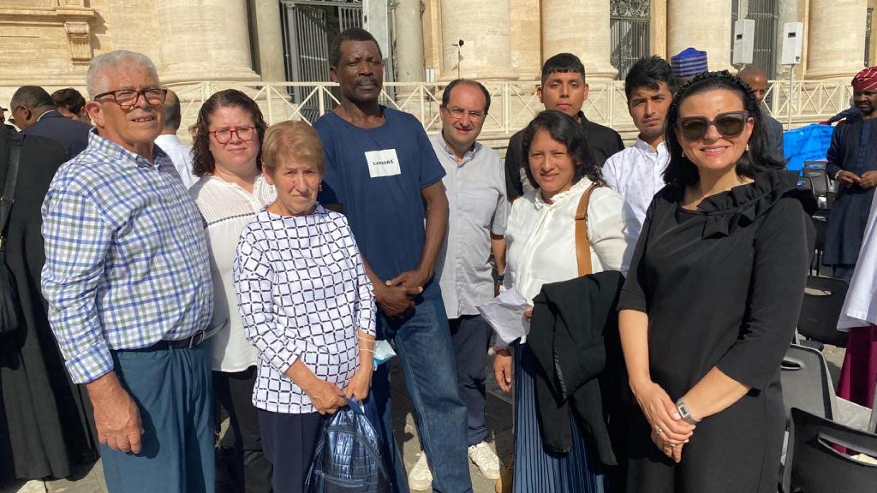 Familiares del ‘Villa de Pitanxo’ en el Vaticano.