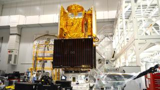 Satétile SWOT realizando las últimas comprobaciones en las instalaciones de Thales Alenia