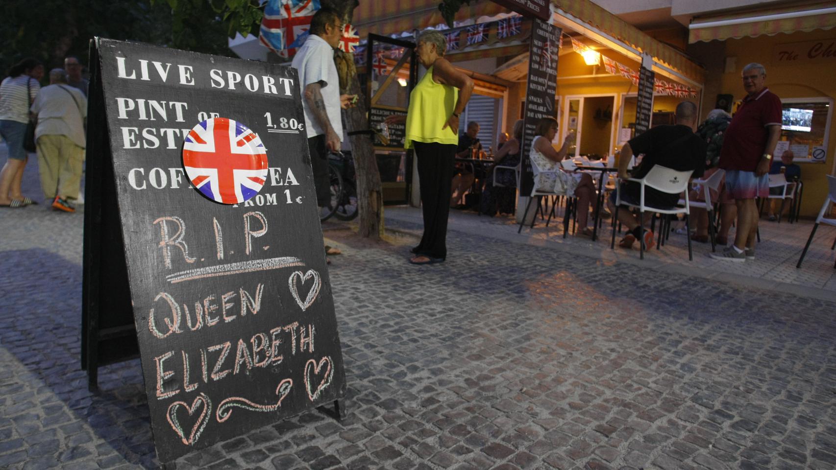 Un cartel anuncia en las calles de Benidorm la muerte de la reina Isabel II.