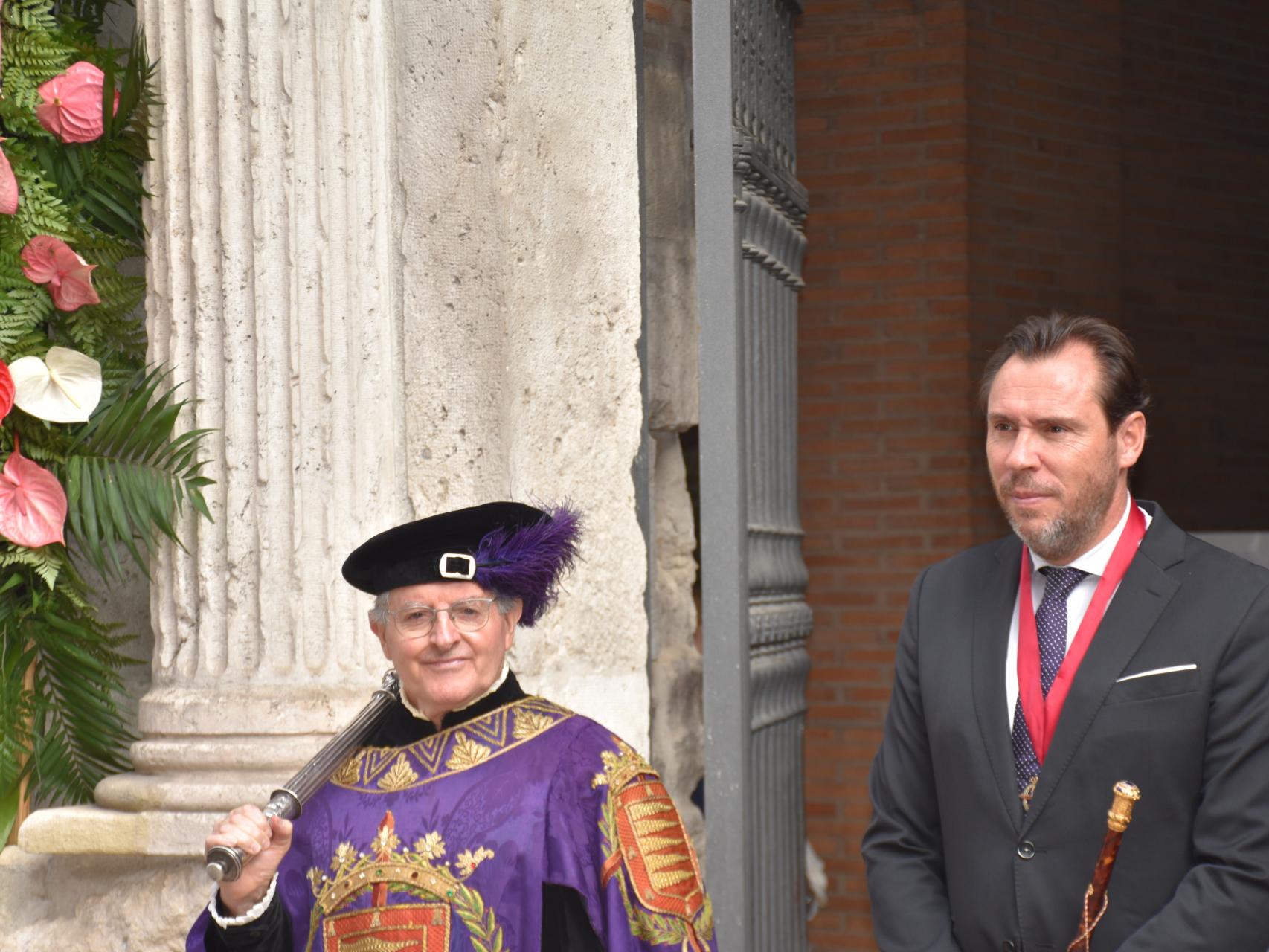 Óscar Puente, antes de comenzar la procesión en honor a la Virgen den San Lorenzo