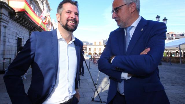 El alcalde de Ponferrada, Olegario Ramón (D), junto al secretario regional del PSOE, Luis Tudanca (D), durante el recibimiento de autoridades al inicio del acto institucional del día de La Encina en Ponferrada