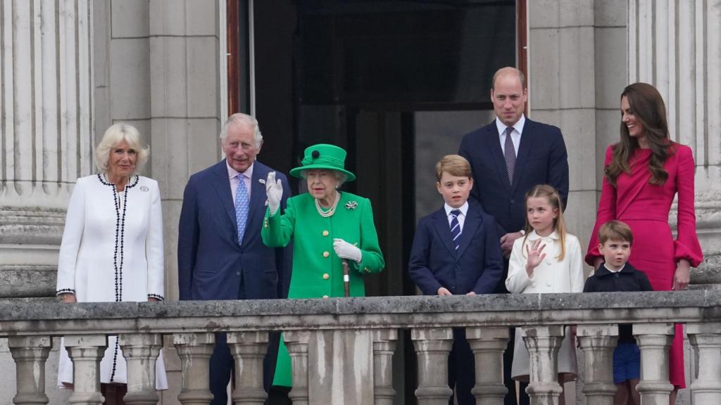Isabel II, la Reina que no estaba destinada al trono y se entregó a la Corona hasta su último aliento: su vida, en imágenes