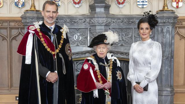 Los reyes Felipe VI y Letizia junto a la reina Isabel II de Inglaterra.