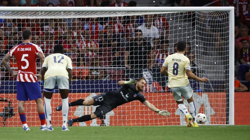 Uribe bate de penalti a Oblak, en el Atlético de Madrid - Oporto de la Champions League 2022/2023