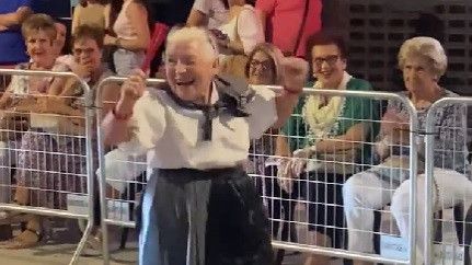Una mujer mayor arrasa en la Feria de Albacete con su enérgico baile: Eso es arte