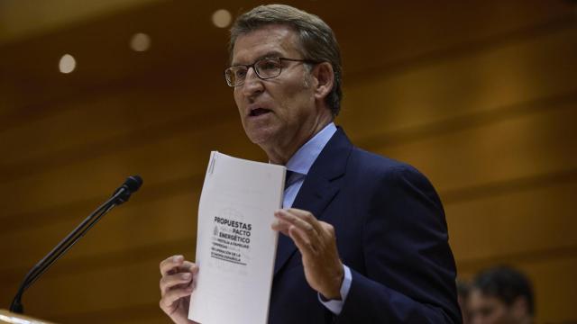 El presidente del PP, Alberto Núñez-Feijóo, en la tribuna del Senado, enseña el documento donde se recogen sus propuestas de ahorro energético.