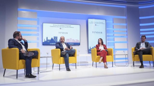 José Antonio Valbuena, consejero de Transición Ecológica, Lucha contra el Cambio Climático y Planificación Territorial del Gobierno de Canarias , Javier Monfort, director general de Bluefloat Energy en España  y Ana Benavent, directora técnica de Valoriza